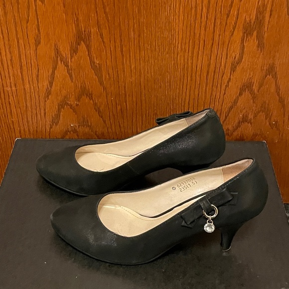 Low heels with dangling accessories - Picture 3 of 4